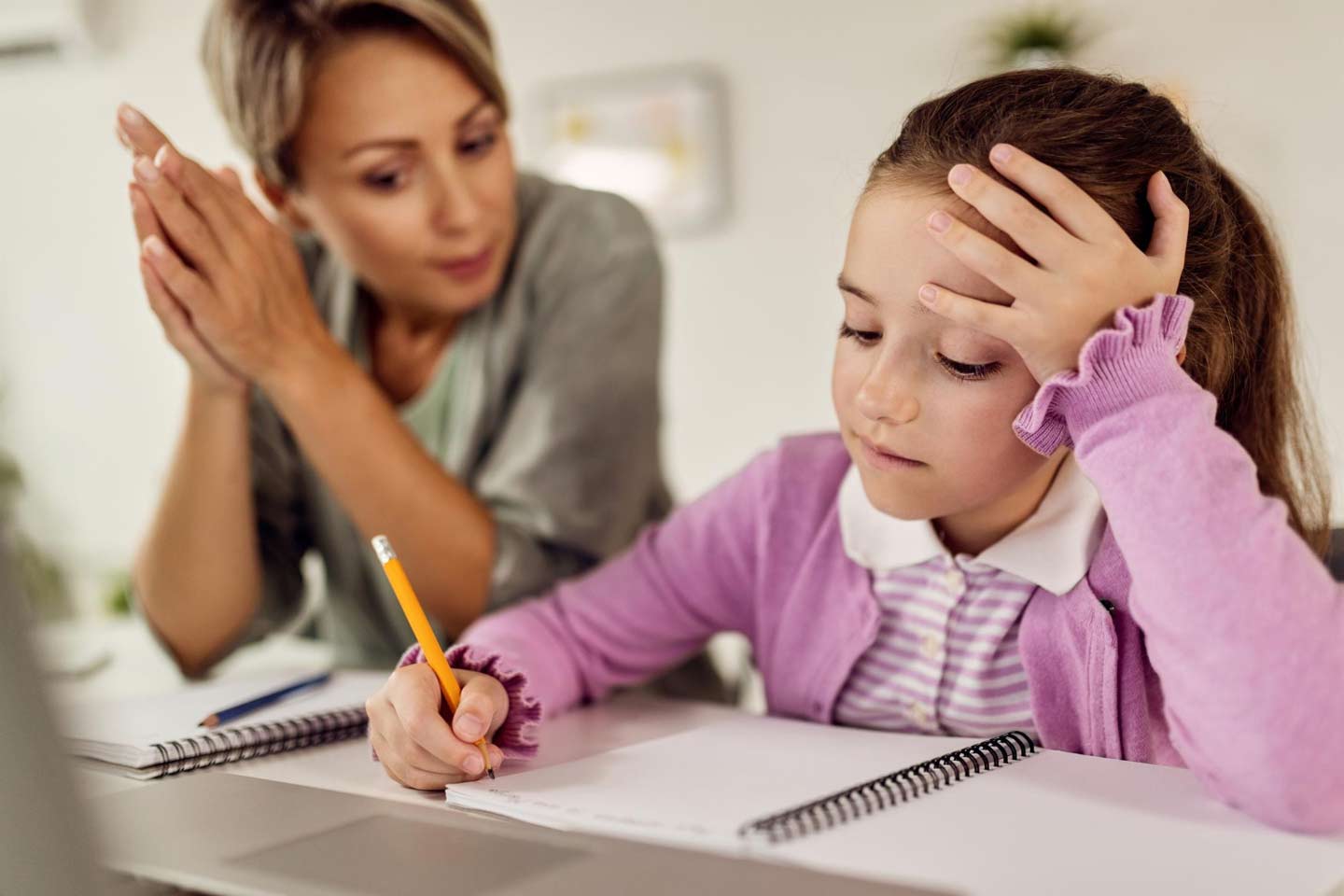 Mutter und Tochter pauken wegen der Hauptschulempfehlung - Magazin SCHULE