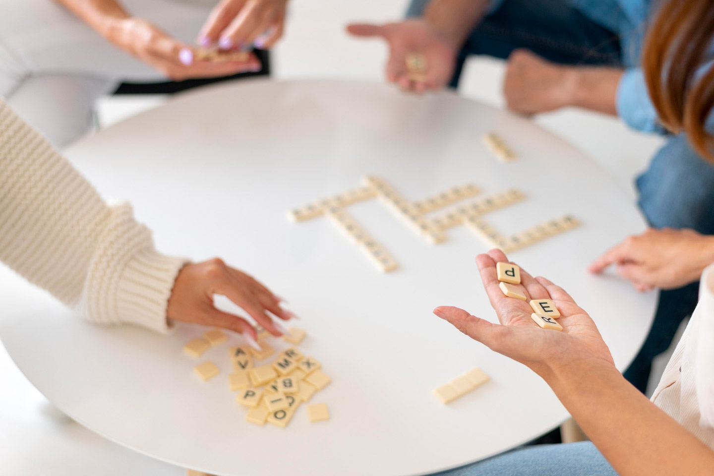 Schüler spielen Scrabble: Spielend Vokabeln lernen – Magazin SCHULE