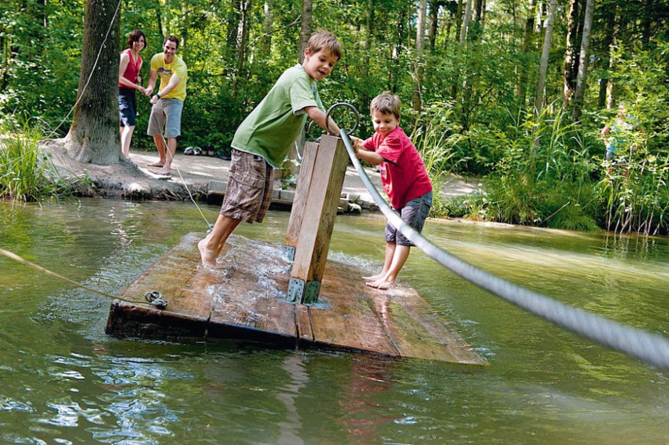 wandern mit kindern füssen / Magazin SCHULE / NaturOrte