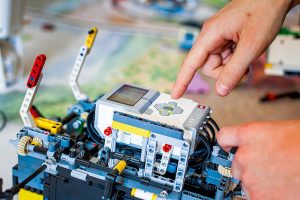 "Programmierbarer Stein" – Lego Mindstorms – Magazin SCHULE ONLINE