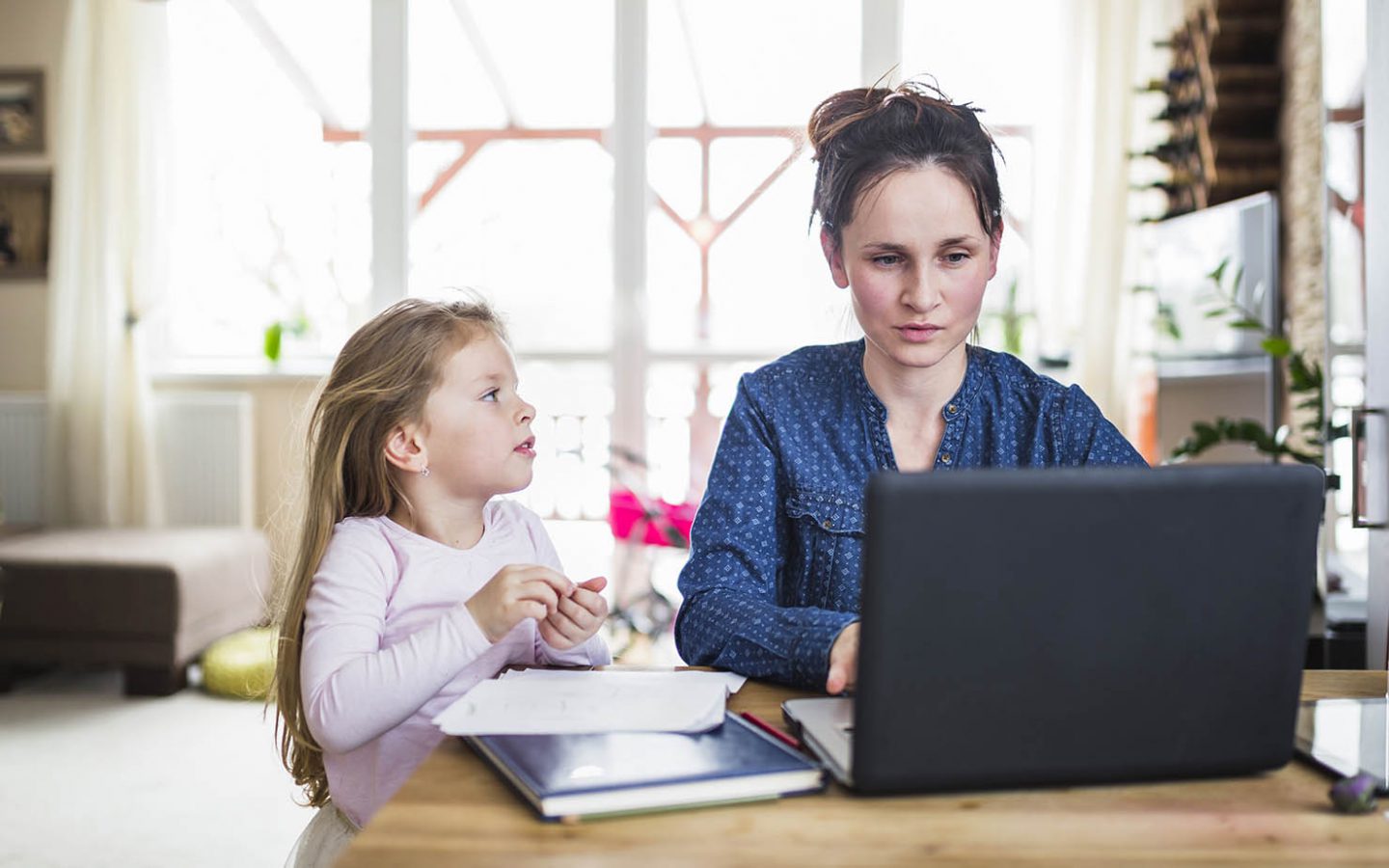 Lehrerin mit Kindern im Homeoffice – Magazin SCHULE