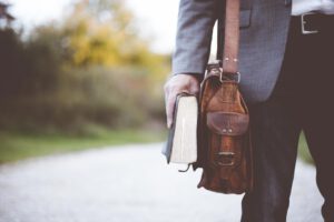 Mann mit Bibel in der Hand – Bibel-Quiz – Magazin SCHULE