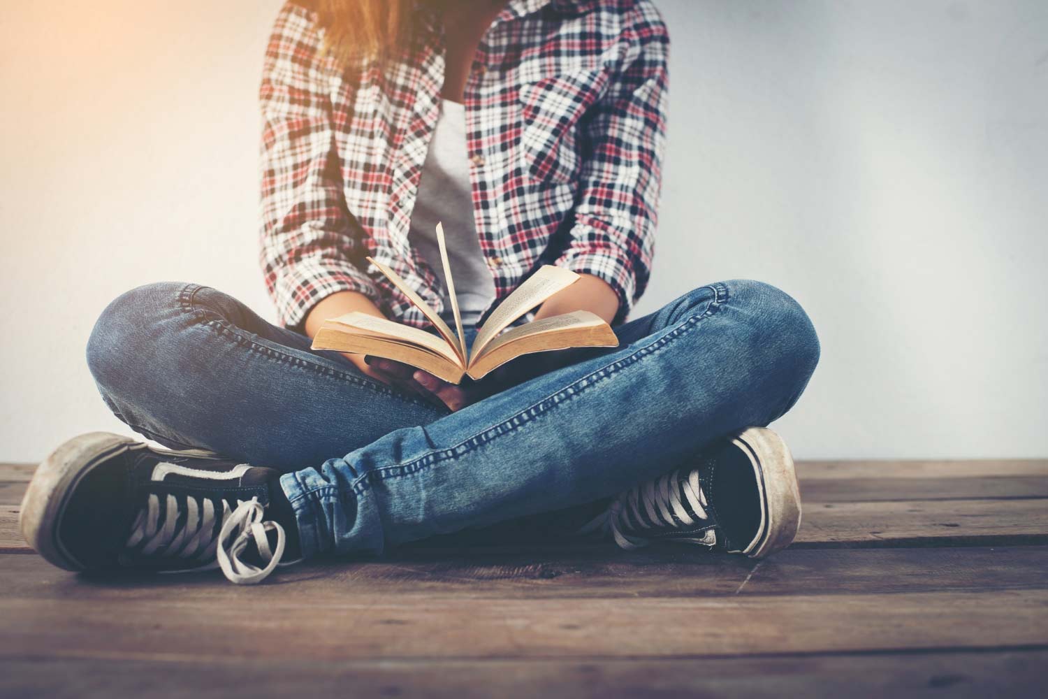 Junge Frau liest die Bibel: Das große Bibel-Quiz von Magazin SCHULE