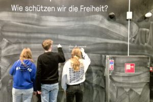 Schüler an einer Tafel im Freiheitsmuseum