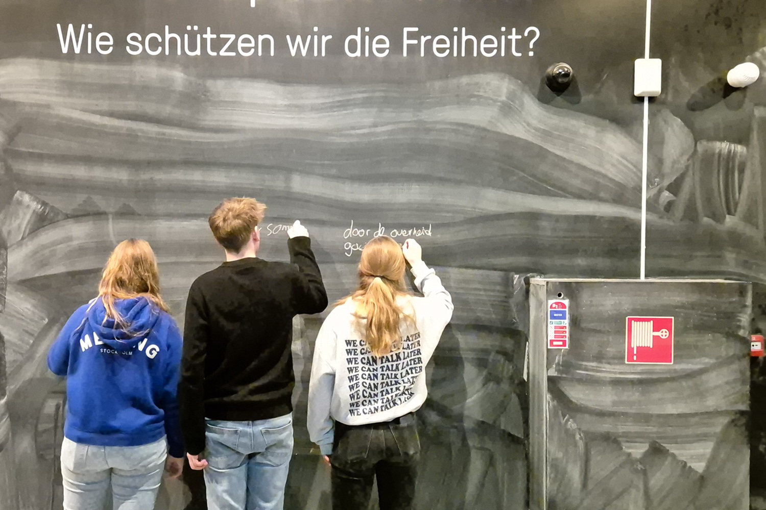 Schüler an einer Tafel im Freiheitsmuseum