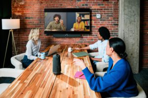 Drei Personen nutzen Owl Bar und Owl Whiteboard