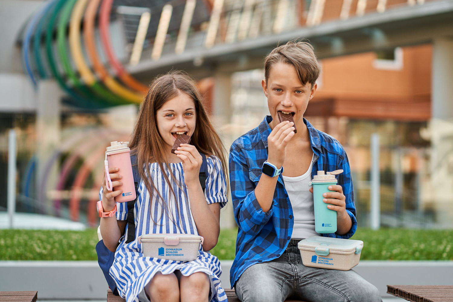 Schulkinder machen Brotzeit vor einer Schulmesse