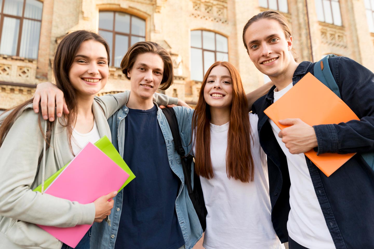 Ältere Schüler vor ihrer Schule: Gritty Peers und wie sie den beruflichen Erfolg beeinflussen – Magazin SCHULE