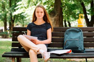 Gymnasium, nein danke: Schülerin lernt entspannt im Park – Magazin SCHULE