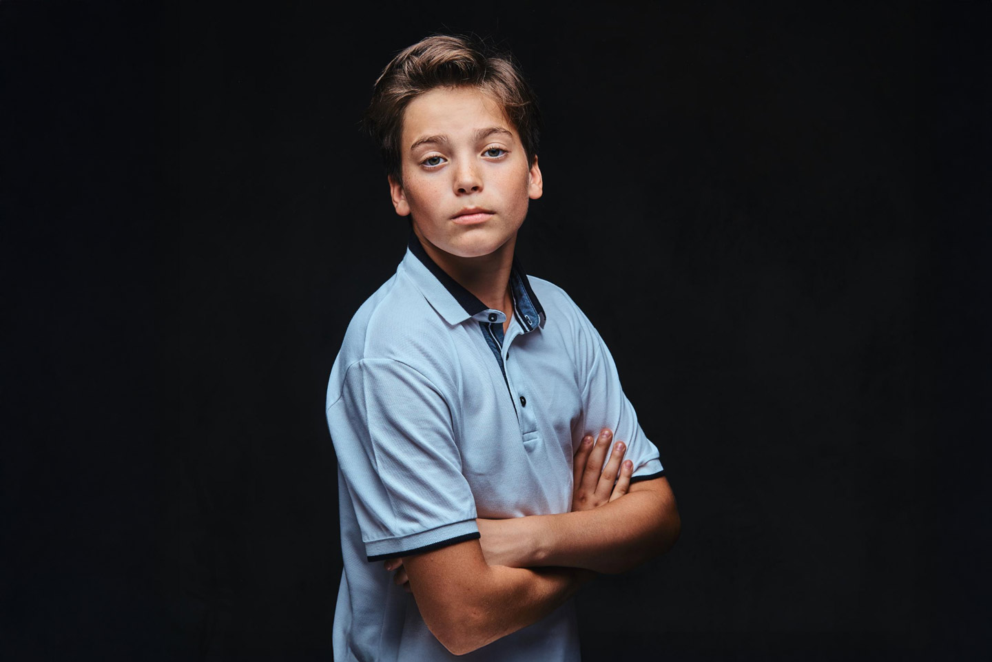 Junge sieht überheblich in die Kamera: Sind Jungen benachteiligt?