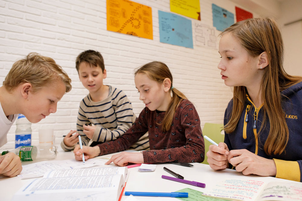 Schülerinnen und Schüler beim Lernen: Lerntypen-Test im Ferien-Lerncamp