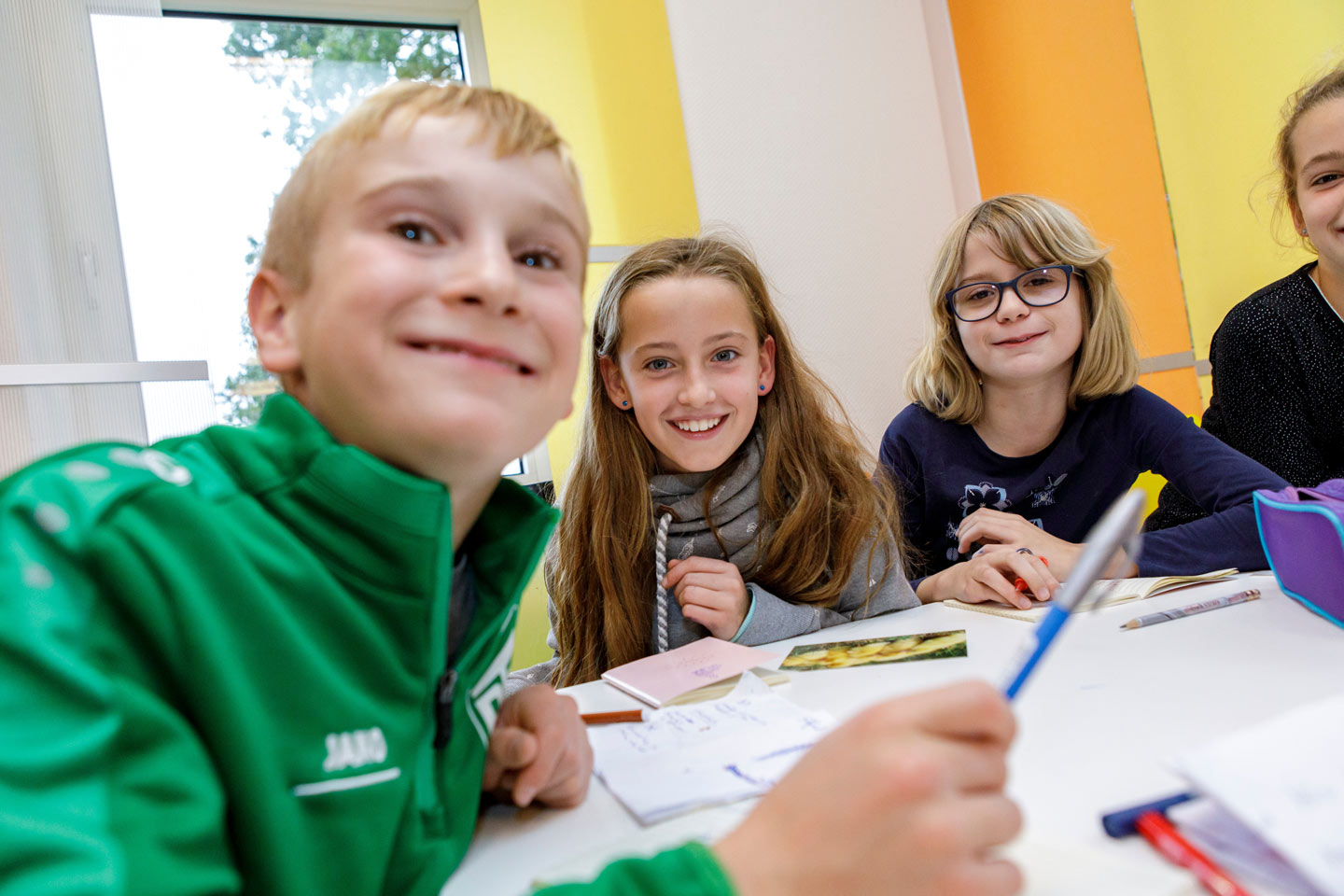 Fröhliche Schüler im Unterricht: Was bringen Ferien-Lerncamps?