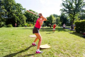 Eine Gruppe von Jugendlichen spielt Baseball