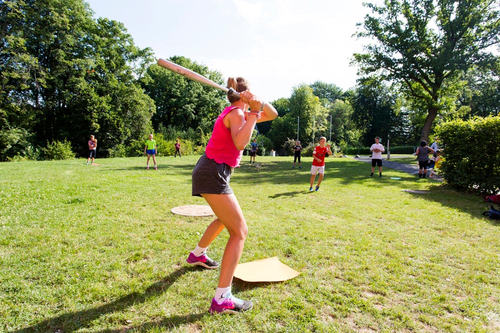 Eine Gruppe von Jugendlichen spielt Baseball