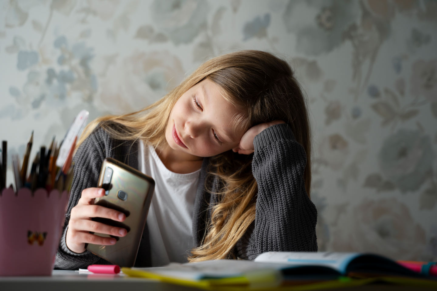 Mädchen kat eine Lust auf Lernen und schaut auf sein Smartphone – Magazin SCHULE
